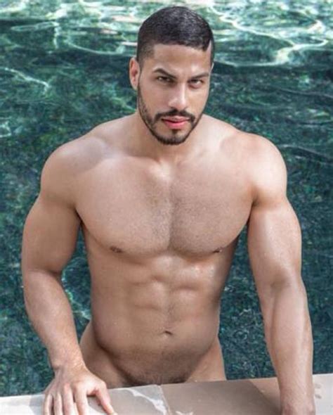 Gay porno herec napadl svého partnera a měl k tomu skutečně bizarní důvod sledování porna