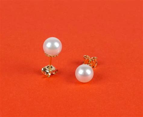 Boutons d oreilles Perle en or jaune 18K 750 oo ornés chacun d une