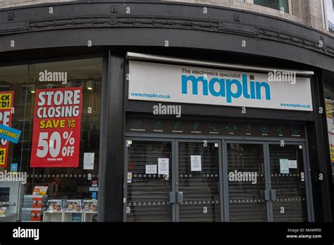 maplin shop. Closing down sale. UK high street Stock Photo - Alamy