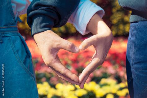 Holding Hands Love Wallpaper