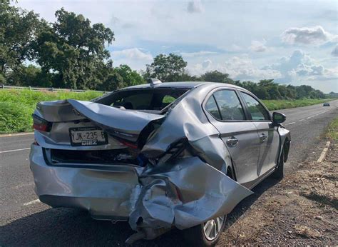 Familia porteña herida tras choque en autopista de Acayucan