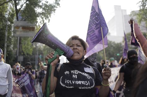 Marcha del 25N congregó a mil 500 personas en CDMX deja 17 lesionados