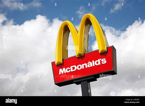 Mcdonalds Logo Sobre Fondo De Cielo Azul Mcdonalds Es La Mayor Cadena