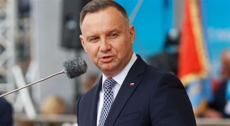 Stoi na czele obrony swojej ojczyzny nie opuścił jej Prezydent Duda