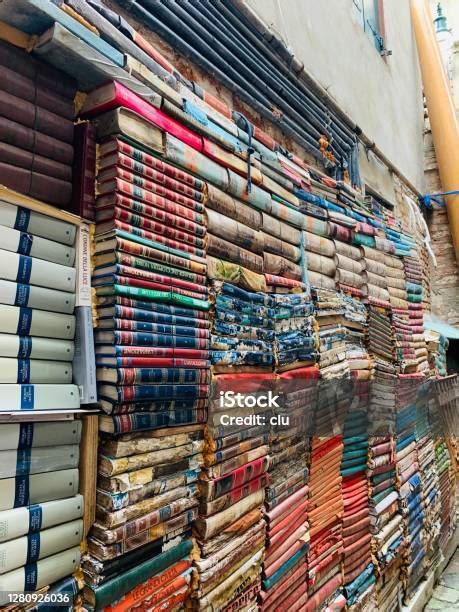 tumpukan buku basah  rusak  luar toko buku foto stok