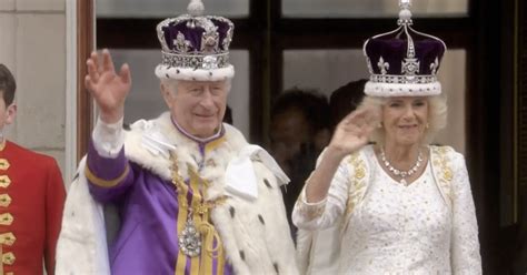 Re Carlo E La Regina Camilla Sul Balcone Dopo L Incoronazione L