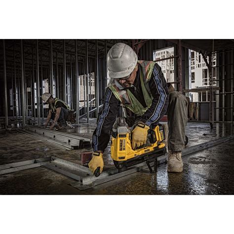 Dewalt • Dewalt Dcn890p2 20v Max Xr® Cordless Concrete Nailer Kit