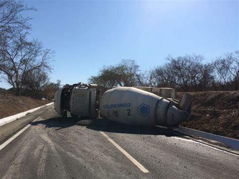 Vuelca Cami N Cargado De Concreto Cerca De Concordia Sinaloa