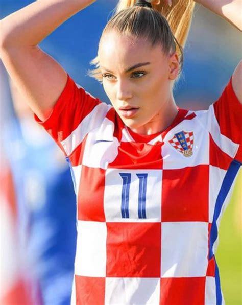 Ana Markovic la calciatrice più sexy del mondo torna in campo dopo l