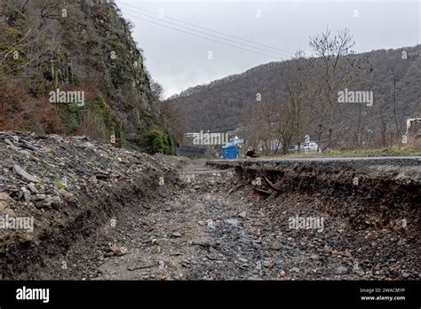 Sichtliche Entlang Der Zerst Rten Bahntrasse Der Ahrtalbahn Steigende