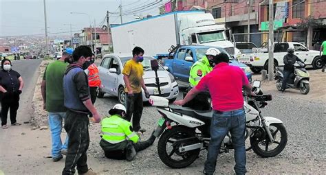 Dos Polic As Resultan Heridos Tras Ser Embestidos Por Taxi Colectivo En