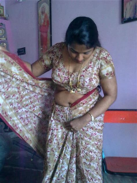 Hot Aunty In Saree