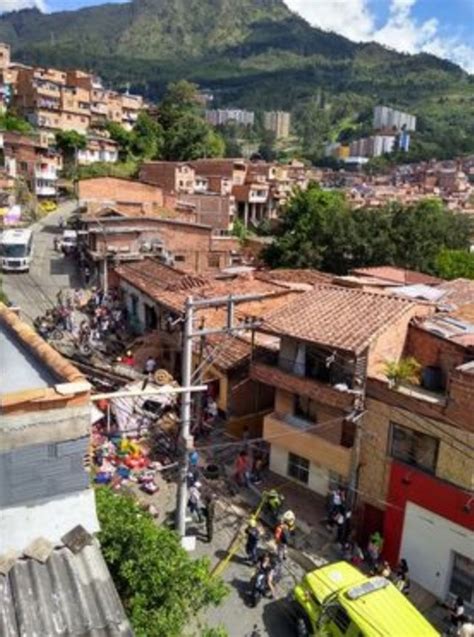 FOTOS Un camión se volcó en el barrio Caicedo y la vía está cerrada