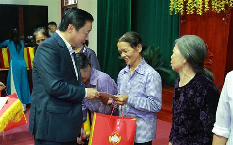 Deputy Prime Minister Tran Hong Ha Visited And Gave Tet Gifts To Poor