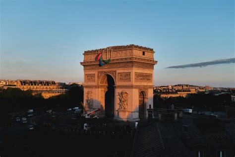 Paris les agitos symbole des Jeux paralympiques trônent en haut de