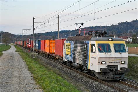 Re 446 017-6 (ex SOB) durchfährt solo den Bahnhof Pratteln - Bahnbilder.de