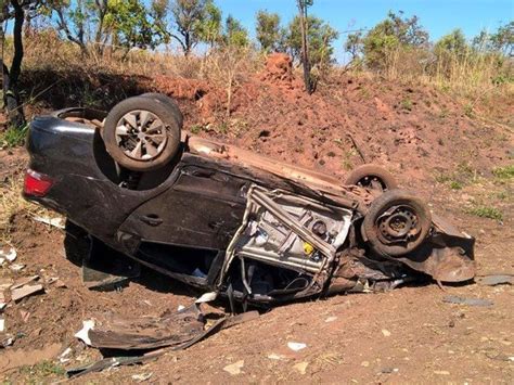 G1 Carro roda na pista e faz outro veículo capotar próximo a