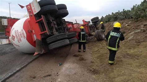 Vuelca tractocamión en la México Tuxpan bomberos de Hidalgo atienden