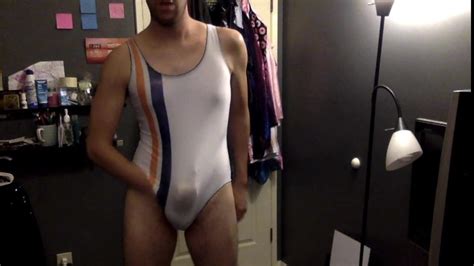 Un Homme Gay Se Masturbe Dans Un Maillot De Bain Une Pièce Blanc Xhamster