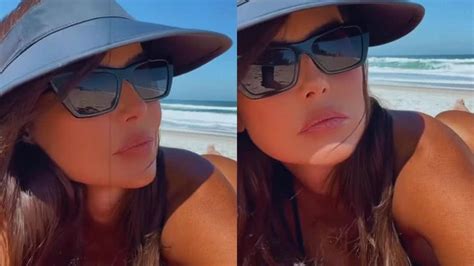 Deborah Secco empina o bumbum e posa biquíni fininho na praia