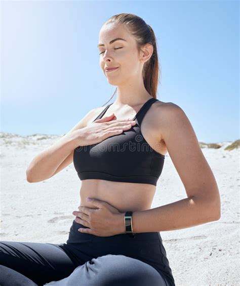 Yoga Meditation Und Strandfitness Einer Sportlerin Mit Zen Gebet Und