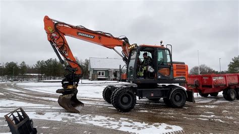 Köp Grävmaskin Doosan DX 140W 5 med Bigab T 10 engcon jordborr och