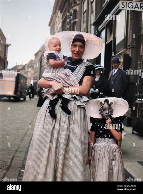 Vestido Tradicional Holandés Fotografías E Imágenes De Alta Resolución Alamy