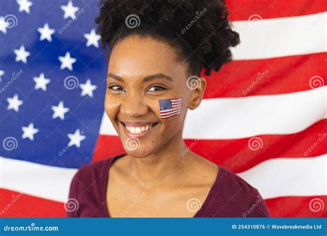 Imagen De Una Feliz Afroamericana Con Banderas De Estados Unidos Sobre