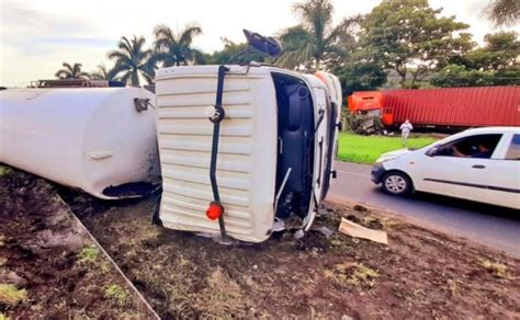 Camión volcado y tráiler empotrado al evitar colisión en Autopista