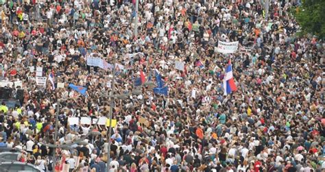 Osmi Protest Srbija Protiv Nasilja Do Lo Do Incidenta Zbog Zastava