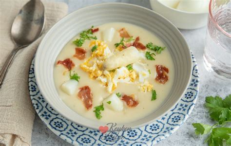 Een Romige Aspergesoep Met Stukjes Witte Asperge Hardgekookt Ei En