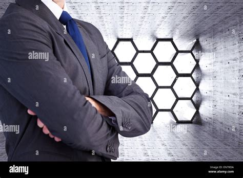 Imagen Compuesta Del Hombre En Un Traje Con Los Brazos Cruzados