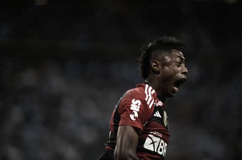 Flamengo vence Grêmio na Arena e abre vantagem na semifinal da Copa do