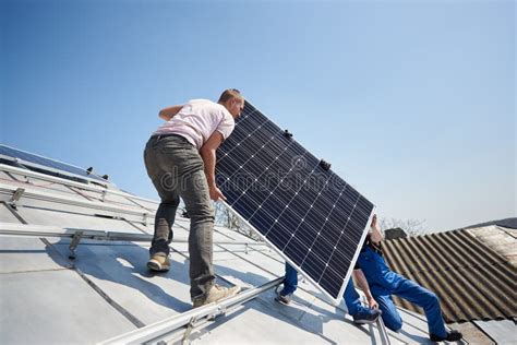 Instalaci N Del Sistema Fotovoltaico Solar Del Panel En El Tejado De La