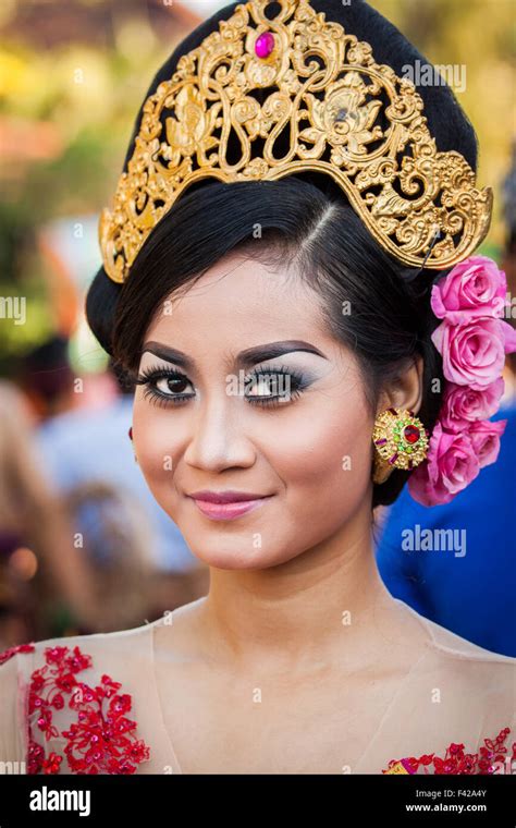 Bali Indonesia August 30 2015 Balinese Woman In Traditional Attire