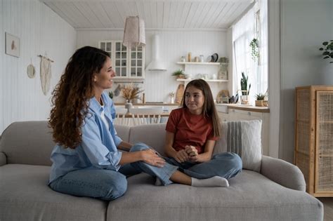 Feliz Madre De Familia Y Su Hija Adolescente Sentadas En El Sof