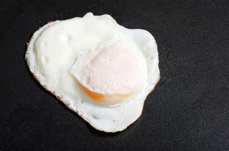 How To Make The Perfect Over Easy Eggs Every Time Written By Paul Thorson On Sociomix