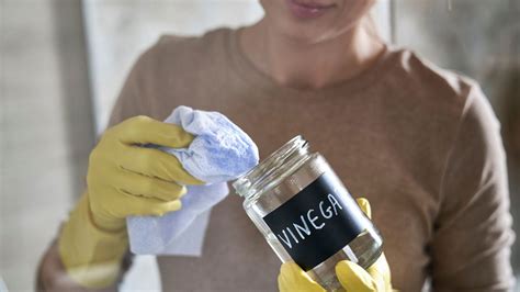 14 Things You Should Be Cleaning with Vinegar