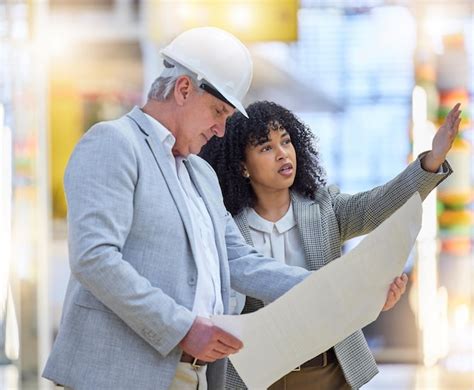 Homem Mulher E Equipe De Construção Apontando Para Ideias De Projeto