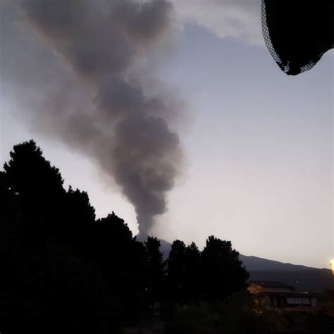 Etna Un Nuovo Parossismo Illumina La Notte Fontana Di Lava E Nube