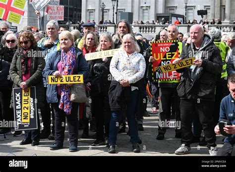 London Uk Protesters Hold Up Anti Ulez Signs Against Khan