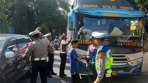 Pergoki Ugal Ugalan Di Jalan Raya Polisi Magetan Hentikan Dam Tilang