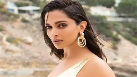 Shah Rukh Khan Shares Intense Still Of Deepika Padukone From Pathaan