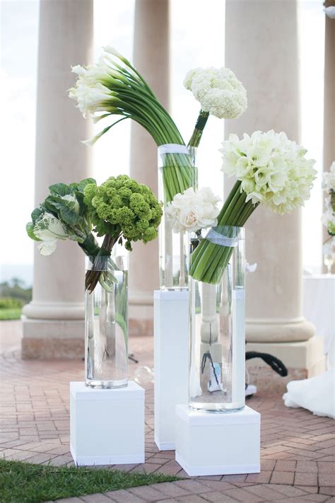 Modern green and white ceremony arrangements – Artofit