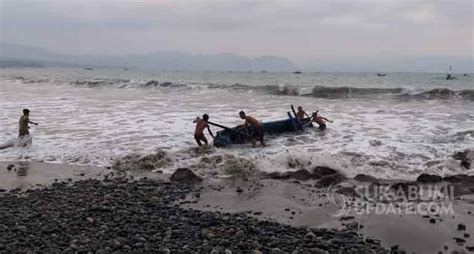 Mau Mancing Saat Gelombang Tinggi Di Sukabumi Perahu Nelayan Cisolok