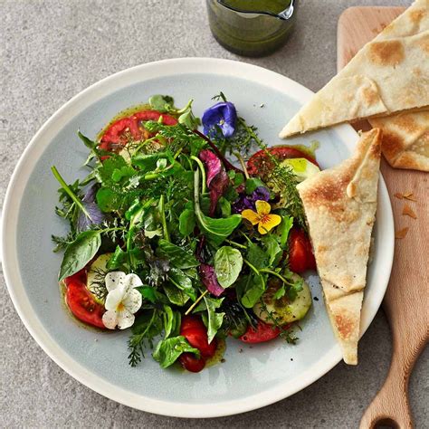 Tomaten Wildkr Uter Salat Mit Gef Llten Teigfladen Rezept Essen Und