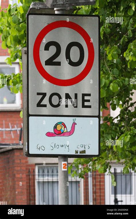 Uk Traffic Speed Limit Sign A 20 Mph Zone Traffic Sign With Drawing Of