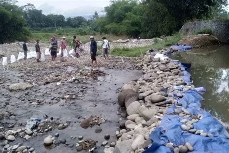 Tak Kunjung Ada Perbaikan Puluhan Petani Brebes Kerja Bakti Perbaiki