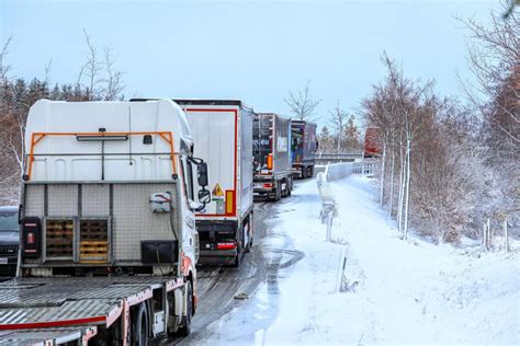 Wintereinbruch Starke Schneefälle sorgen im Erzgebirge für Unfälle und