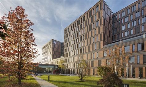 Natural light floods this solar-powered business school in Frankfurt ...